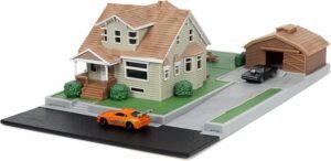 Jada Toys Fast & Furious Nano Hollywood Rides Dom Toretto's House Display Diorama with Two 1.65  inch Die-cast Cars, Toys for Kids and Adults